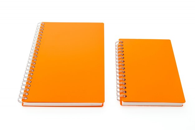 cahiers orange avec des anneaux