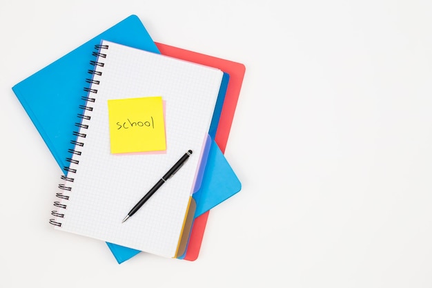 Photo gratuite cahiers stylo et papier rappel avec le mot école