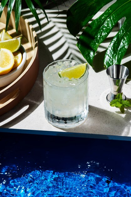 Caipirinha savoureuse à angle élevé avec tranche de citron vert