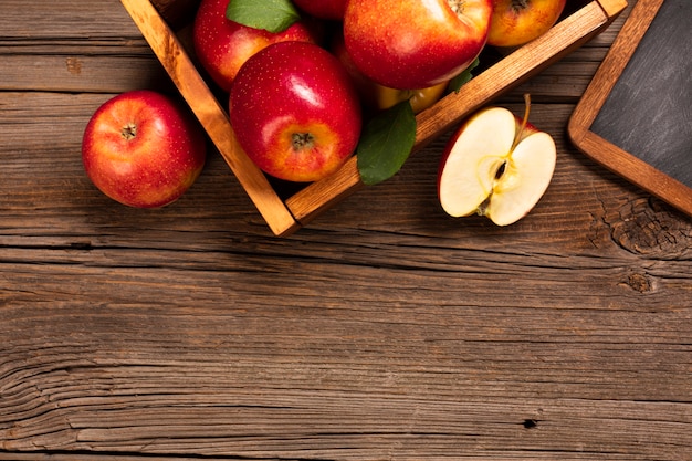 Photo gratuite caisse plate avec des pommes mûres avec fond