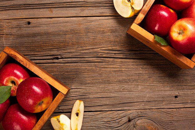 Caisse plate avec des pommes mûres avec fond