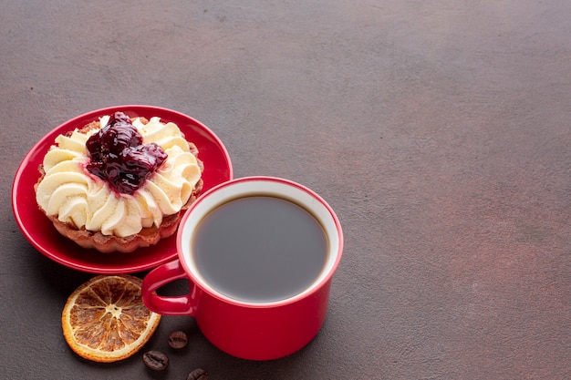 Cake avec de la crème fouettée se bouchent