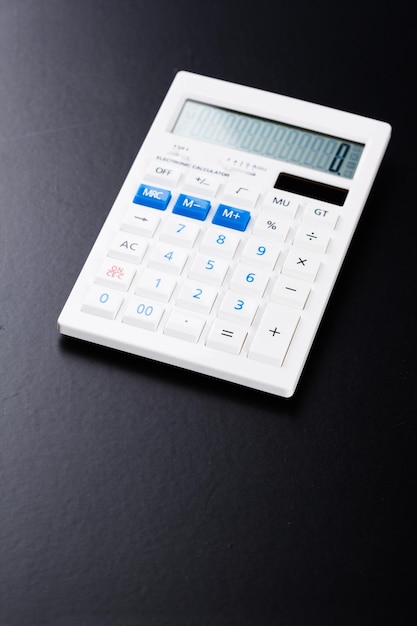 Calculatrice sur fond noir