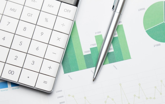 Calculatrice avec stylo sur les données financières. concept de recherche commerciale et financière.