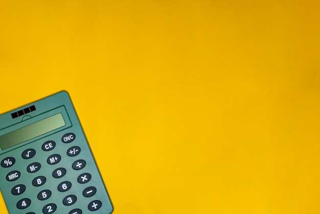 Calculatrice sur surface jaune