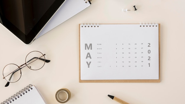 Calendrier de bureau plat et lunettes de lecture