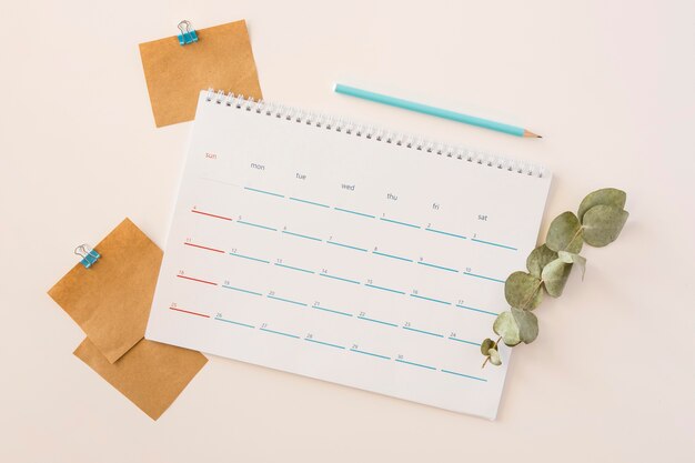 Calendrier de bureau vue de dessus et feuilles