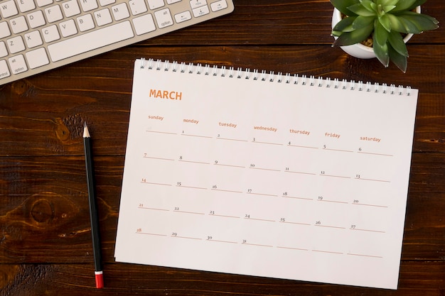 Calendrier de bureau vue de dessus sur table en bois