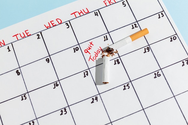 Photo gratuite calendrier avec cesser de fumer