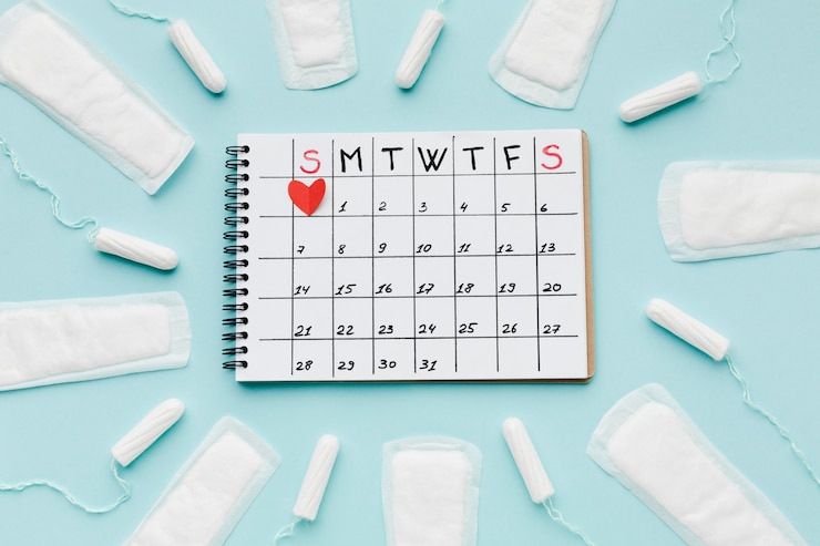 Photo gratuit calendrier entouré de produits féminins