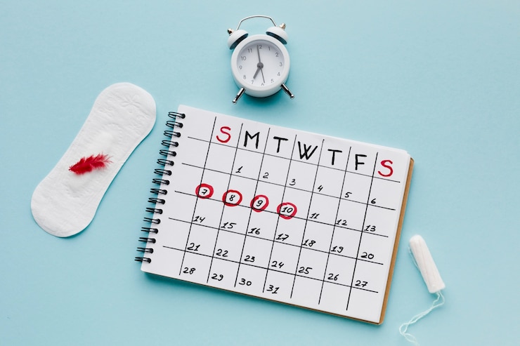 Photo gratuit calendrier d'époque avec des produits féminins