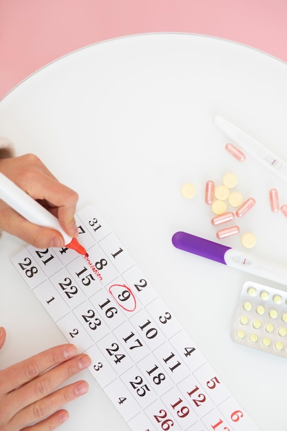Calendrier de marquage à la main en gros plan à angle élevé