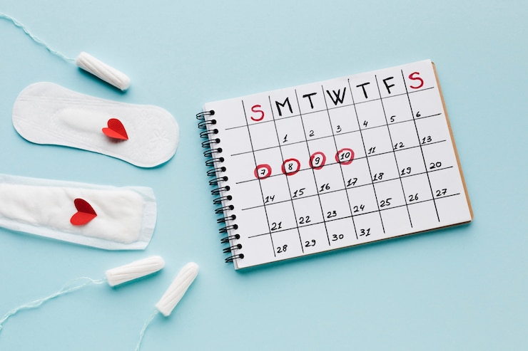 Photo gratuit calendrier menstruel et tampons