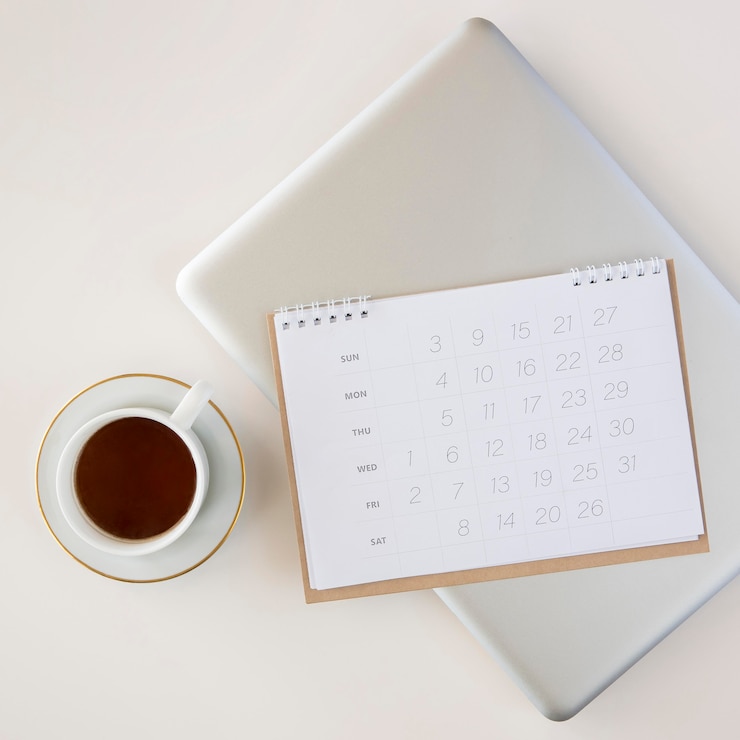 Photo gratuit calendrier de planificateur vue de dessus et tasse de café