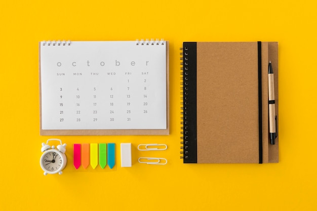 Photo gratuite calendrier plat et accessoires de bureau