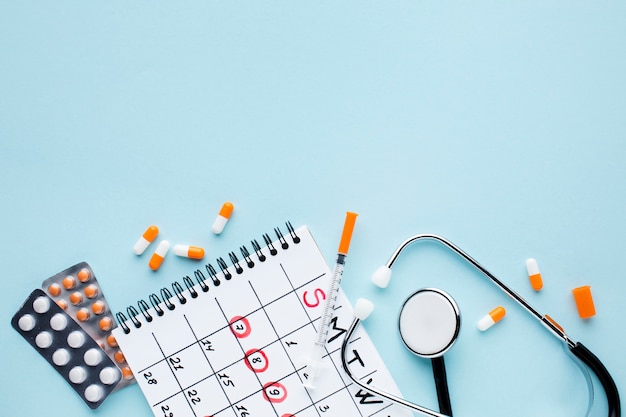 Calendrier de traitement médical avec pilules et stéthoscope