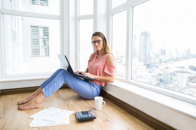 Calme, belle femme d&#39;affaires faisant rapport à la maison