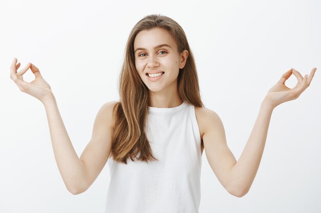 Calme jolie fille méditant, relaxant pendant le yoga