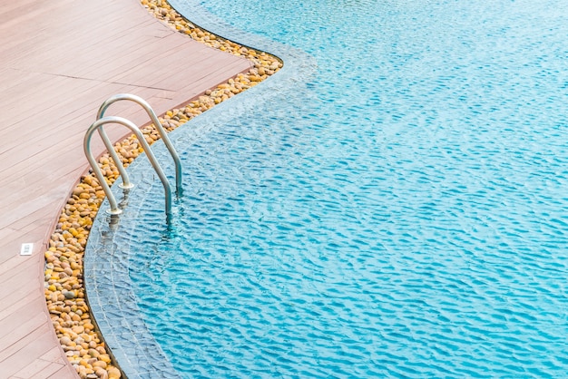 Calme piscine avec échelle métallique