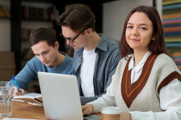 Camarades de classe apprenant ensemble pendant l'étude de groupe