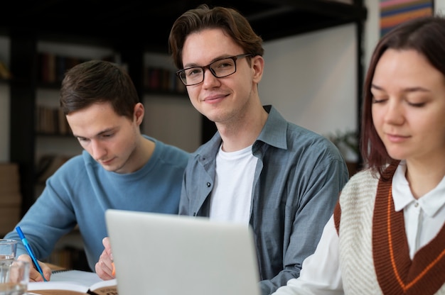 Camarades de classe apprenant ensemble pendant l'étude de groupe