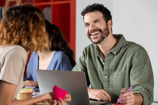 Camarades de classe apprenant et souriant pendant la session d'étude