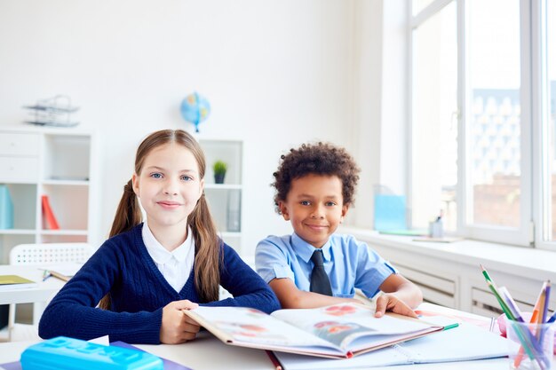 Camarades de classe au cours de lecture