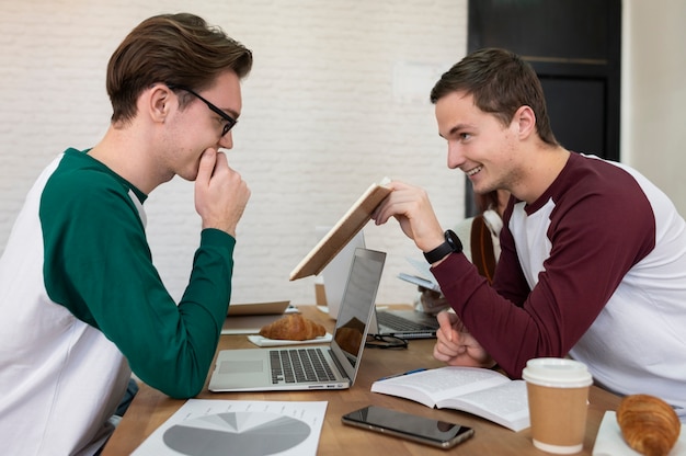 Photo gratuite camarades de classe déjeunant ensemble pendant l'étude en groupe