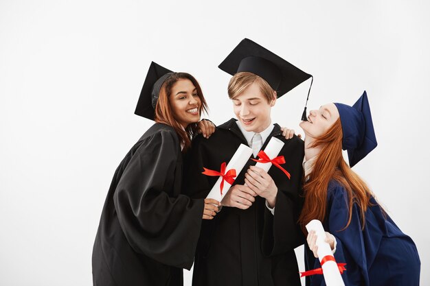 Camarades de classe diplômés joyeux célébrant la joie souriante