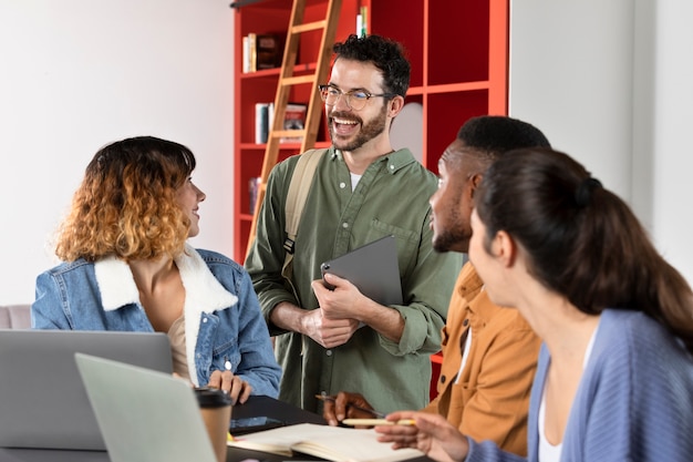 Camarades de classe discutant et apprenant