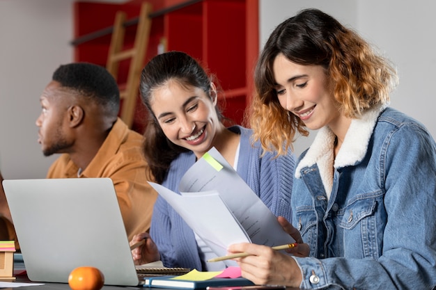 Camarades de classe discutant d'informations pendant la session d'étude