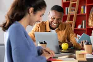 Photo gratuite camarades de classe écrivant et apprenant ensemble pendant la session d'étude