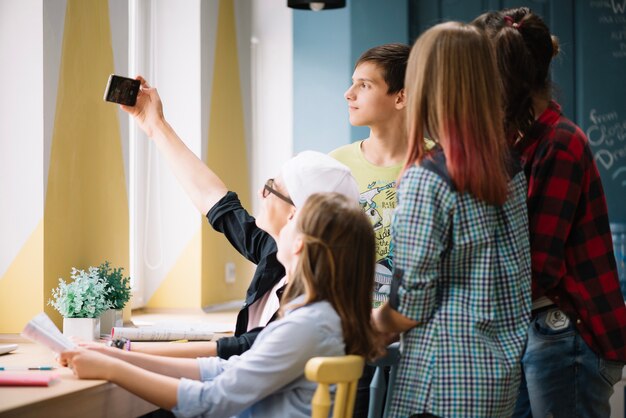 Les camarades de classe prenant la selfie