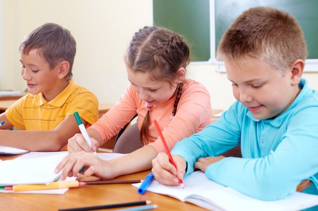 camarades concentrés dessin en classe