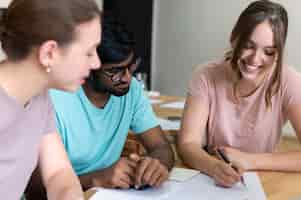 Photo gratuite des camarades d'université étudient ensemble