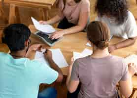 Photo gratuite des camarades d'université étudient ensemble