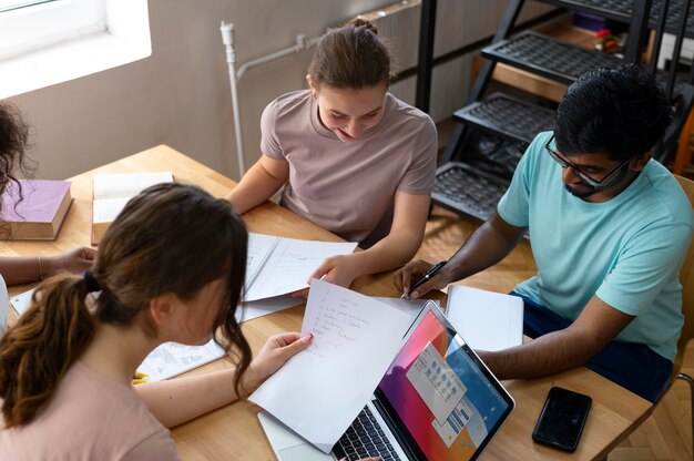 Des camarades d'université étudient ensemble