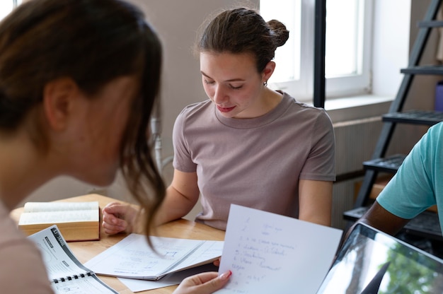 Photo gratuite des camarades d'université étudient ensemble