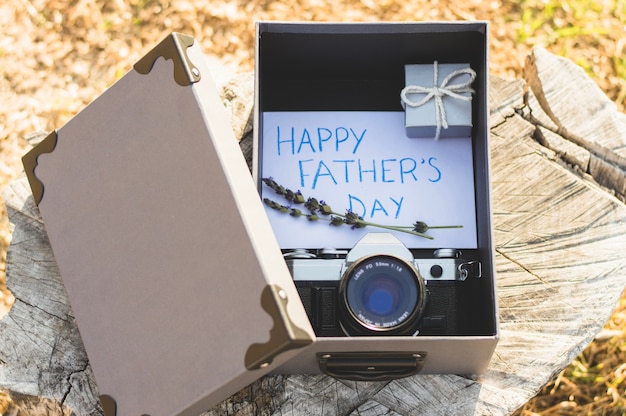 Photo gratuite caméra et coffre cadeau pour le jour du père