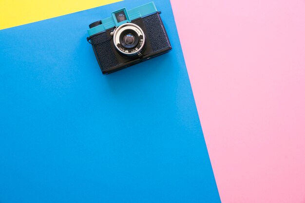 Caméra sur fond coloré