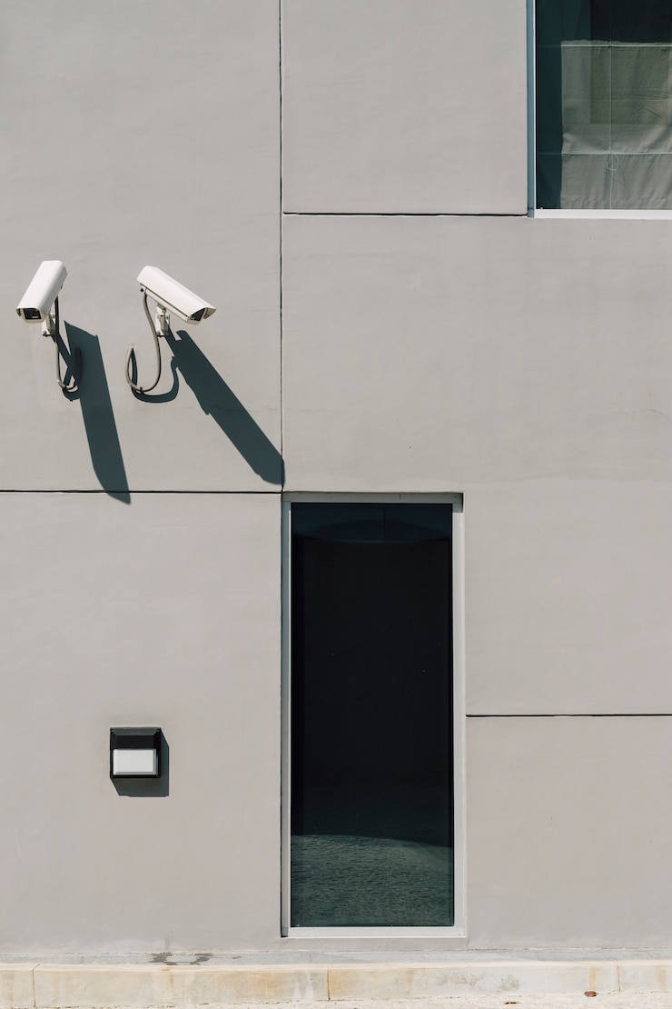 Photo gratuit caméra de vidéosurveillance devant le bâtiment