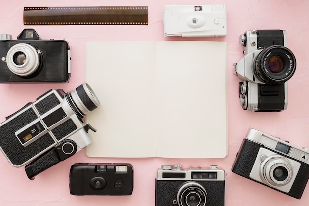 Caméras Et Bande De Film Autour De Cahier