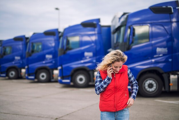 Camionneur parlant au téléphone de l'expédition qui doit être livrée