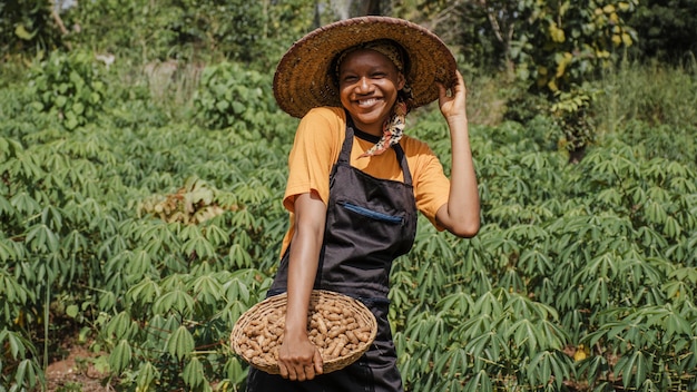 Campagne femme posant sur le terrain