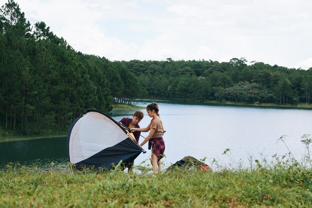 Camping au bord de la rivière