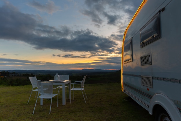 Photo gratuite camping avec caravanes au crépuscule
