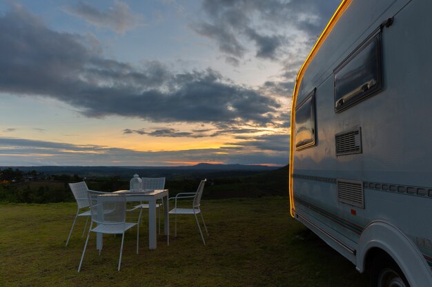 Camping avec caravanes au crépuscule