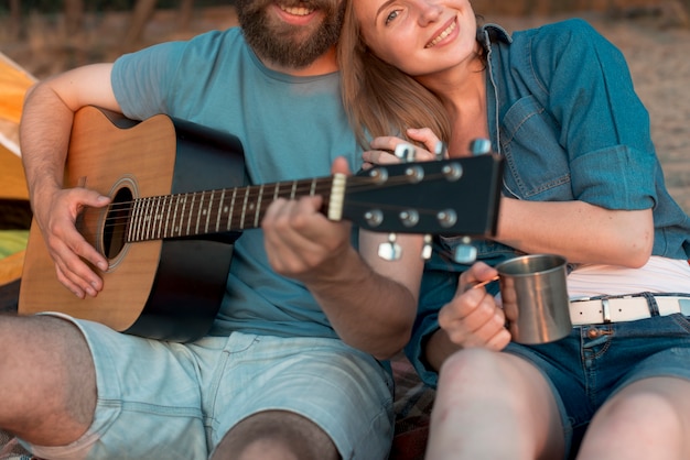 Camping couple à la recherche de suite