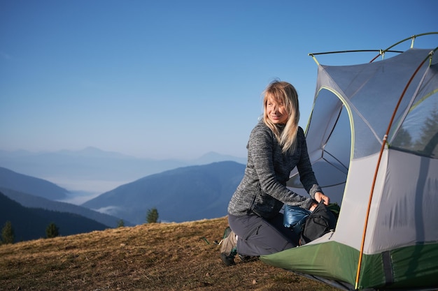 Camping de femme seule à la montagne