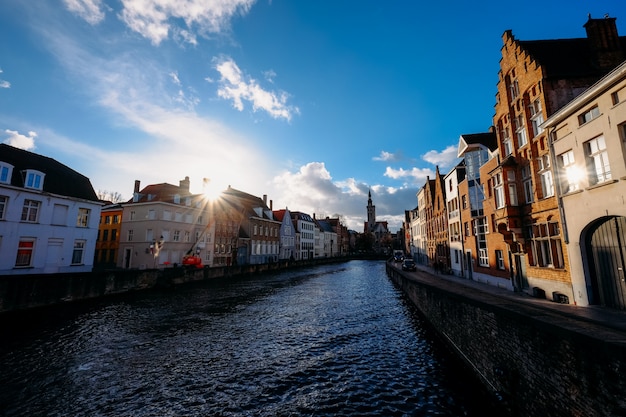 Canal au milieu de la rue et immeubles de jour